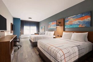 Colchones con pillow-top y caja de seguridad en la habitación 