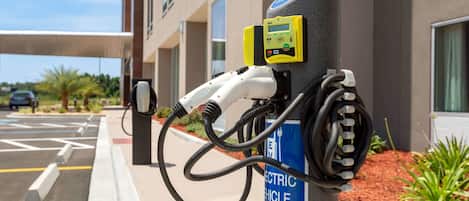 Una estación de carga para vehículos eléctricos, con pantalla digital y señal que indica su función.