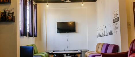 Televisión y chimenea