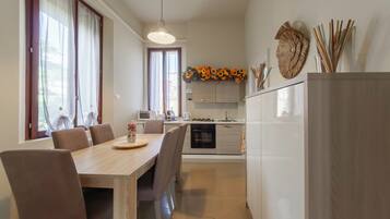 KĂŒhlschrank, Mikrowelle, Ofen, Herdplatte