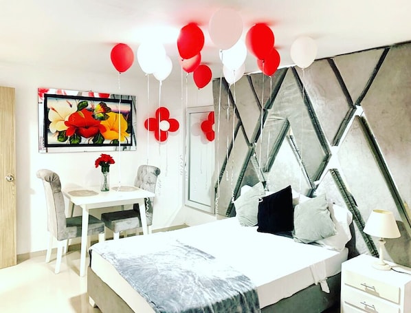 Habitación doble | Tabla de planchar con plancha y ropa de cama 