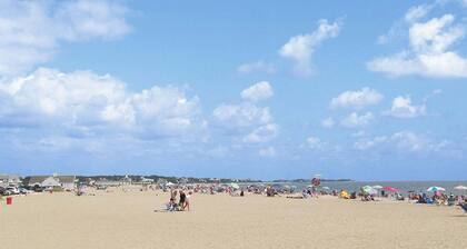 Walk To Beaches, Main Street, and Harbor. Quiet Neighborhood. Captain Gosnold Village M1