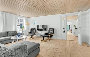 Fernseher, Kamin, Tischfußball