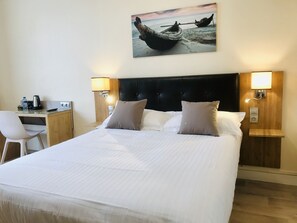 Roba de llit d'alta qualitat i caixa forta a l'habitació 