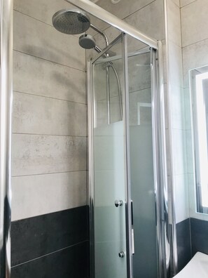 Een douche, een hydromassagedouche, gratis toiletartikelen