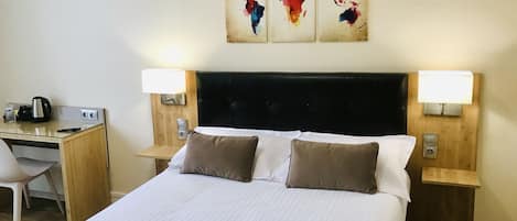 Quarto casal conforto, banheiro privativo | Roupas de cama premium, cofres nos quartos, individualmente decorados