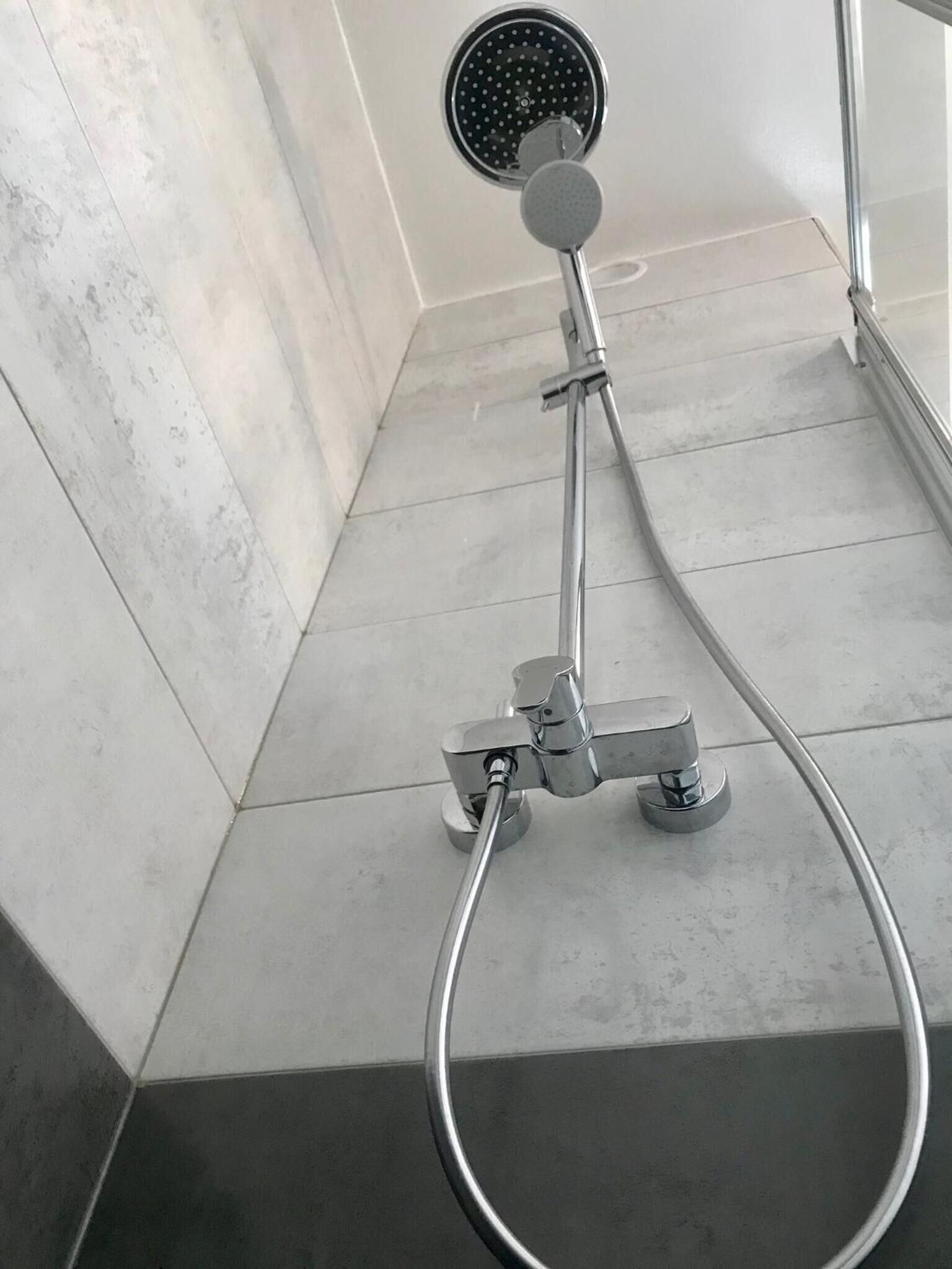 shower, hydromassage showerhead, free toiletries, hair dryer