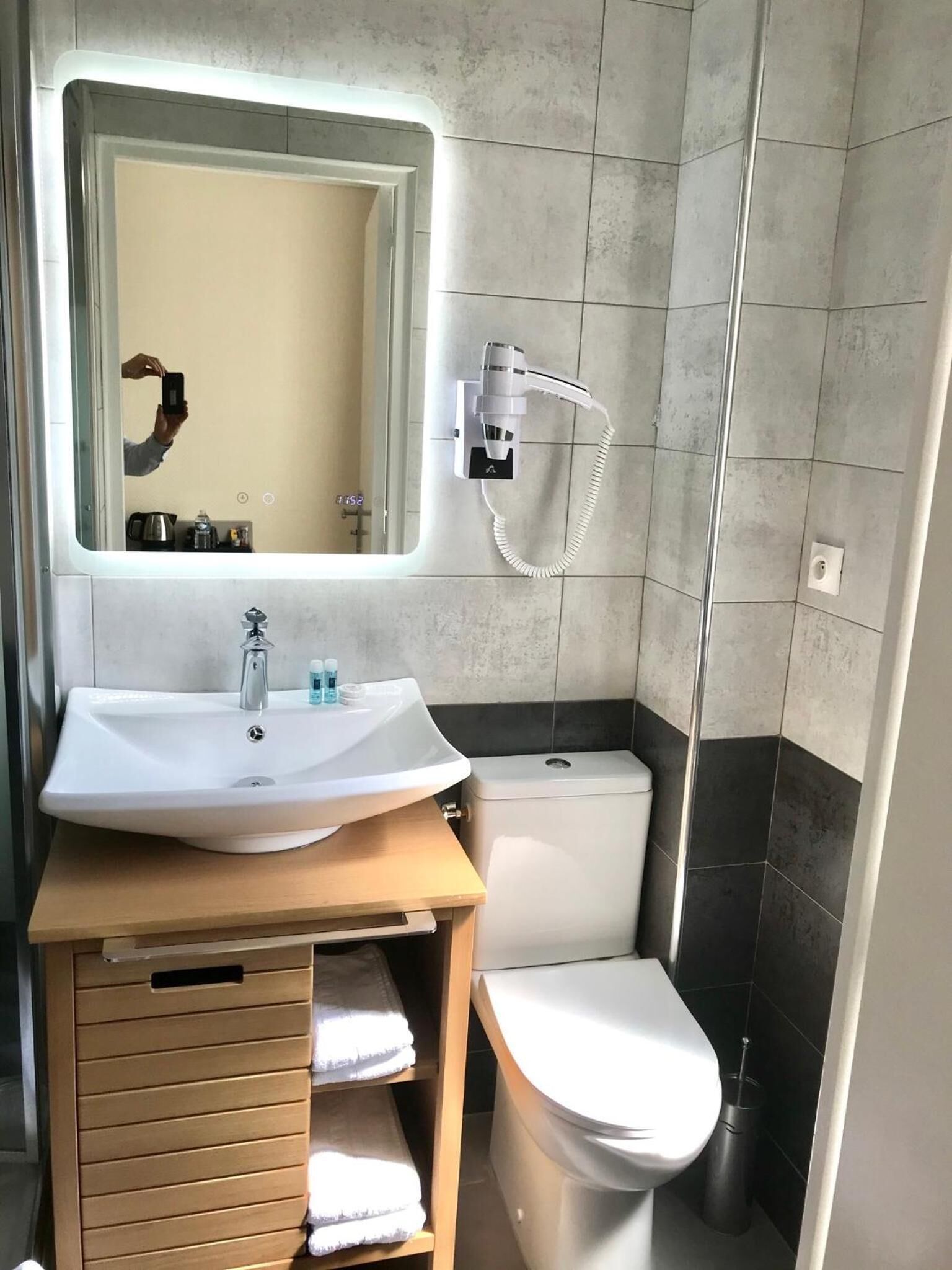 shower, hydromassage showerhead, free toiletries, hair dryer
