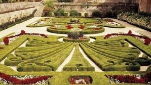 Ein sorgfältig gestalteter Garten mit geometrischen Mustern und symmetrischen Anlagen.
