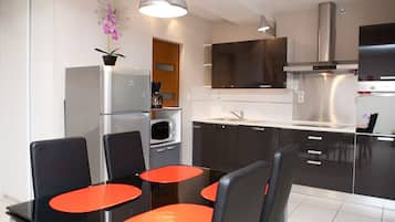 Geladeira, micro-ondas, fogão, cooktop