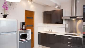 Geladeira, micro-ondas, fogão, cooktop