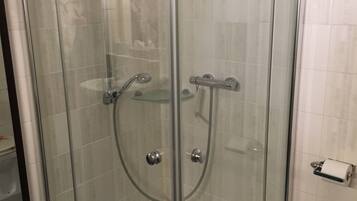 Haartrockner, Handtücher, Seife, Toilettenpapier