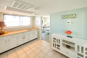 Panoramic Condo, 1 King Bed with Sofa bed, Ocean View | Living area