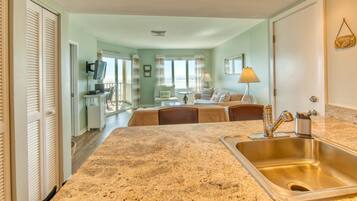 Condo có tầm nhìn toàn cảnh, 1 giường cỡ king và sofa giường, quang cảnh biển | Phòng khách