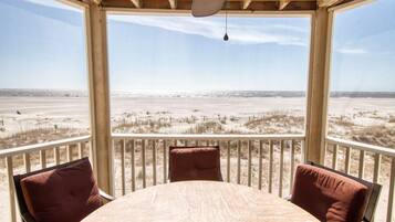 Condo có tầm nhìn toàn cảnh, 1 giường cỡ king và sofa giường, quang cảnh biển | Khu phòng khách