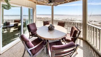 Condo có tầm nhìn toàn cảnh, 1 giường cỡ king và sofa giường, quang cảnh biển | Quang cảnh từ phòng