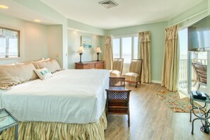 Panorama appartement, 1 kingsize bed met slaapbank, uitzicht op oceaan | Een strijkplank/strijkijzer, gratis wifi, beddengoed