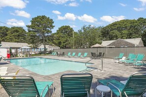 Pool - Walk To Beaches, Main Street, and Harbor. 1BR Cottage. Quiet Area. Captain Gosnold Village 5B (Hyannis)