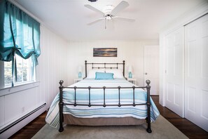 1 bedroom, WiFi, bed sheets - Walk To Beaches, Main Street, and Harbor. 1BR Cottage. Quiet Area. Captain Gosnold Village 5B (Hyannis)