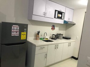 Kühlschrank, Mikrowelle, Herdplatte, Wasserkocher