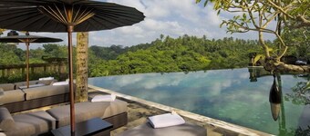 6.5BR Villa w/ Waterfall & Feature Garden Near Ubud! 10min Drive to Bali Safari