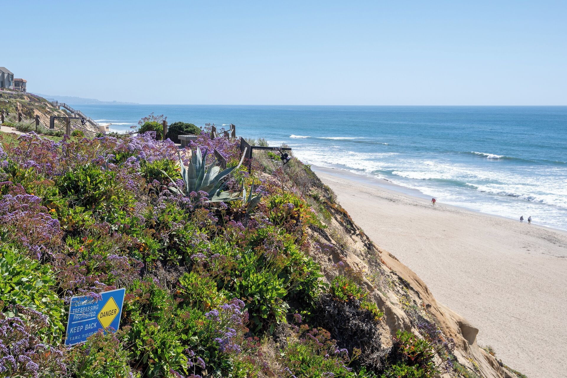 Dreamy SB Ocean Front Complex w/ A/C!!!!