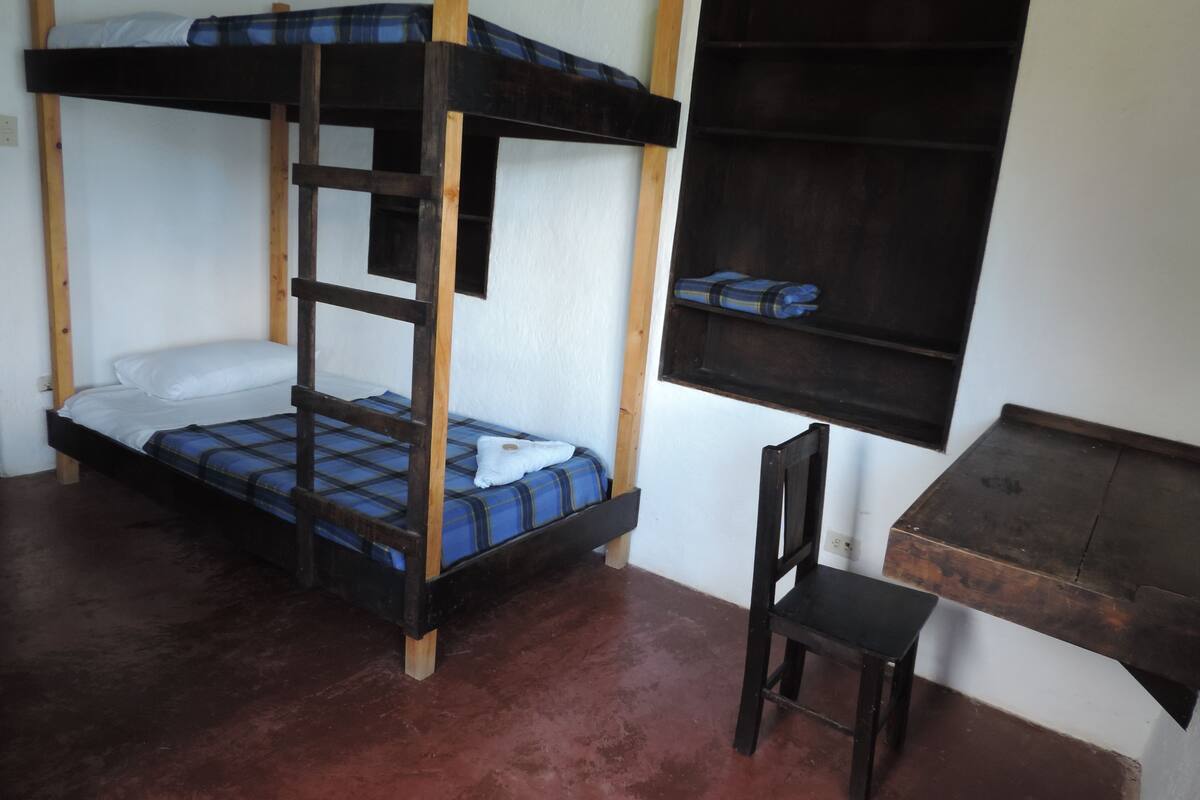 Habitación cuádruple básica, baño compartido, vista al lago (#5) | Caja de seguridad en la habitación y ropa de cama