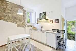 Fridge, oven, stovetop, toaster - Casa di Charme 3 Rio nell'Elba , few minutes from the beach! (Rio nell'Elba)