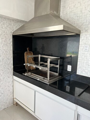 Casa de praia MOBILIADA e c/ piscina, AC, WIFI e sacadas com vista para o mar.