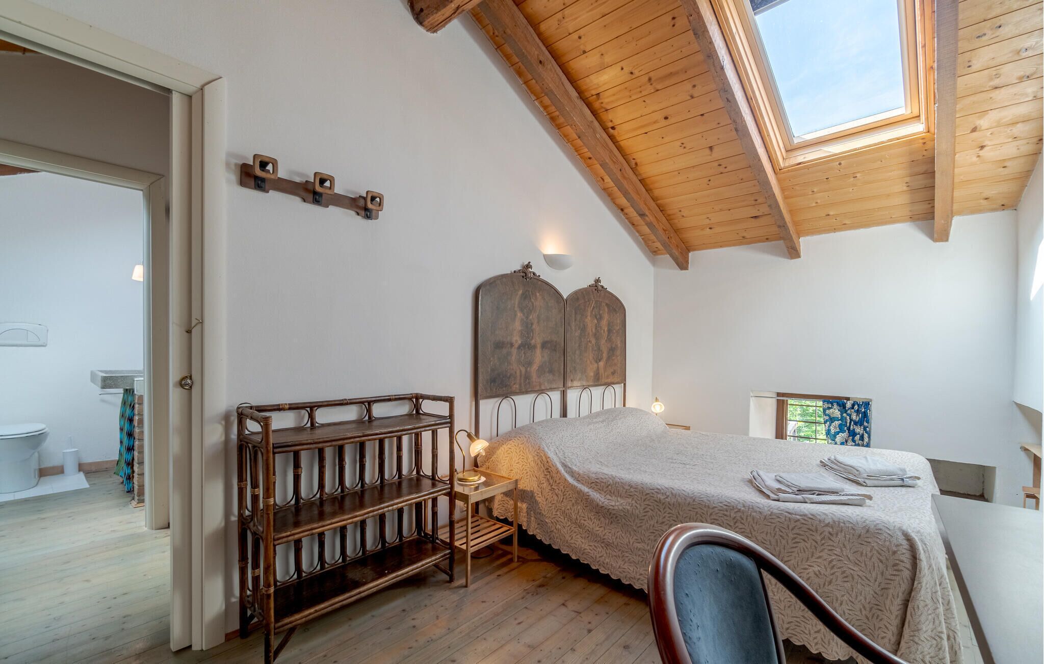 2 bedrooms, travel cot, free WiFi