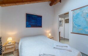 2 bedrooms, travel crib, free WiFi