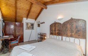 2 bedrooms, travel cot, free WiFi