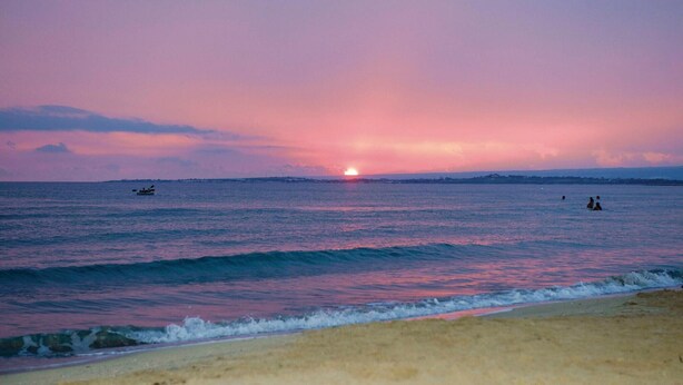 A beach at sunset with calm waters and distant city skyline. - 5 bedroom amazing home in Pachino (Pachino)