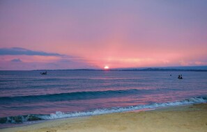 A beach at sunset with calm waters and distant city skyline. - 5 bedroom amazing home in Pachino (Pachino)