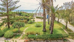 A well-maintained garden with various plants and a pathway leading to a building. - 5 bedroom amazing home in Pachino (Pachino)