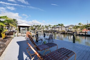 Outdoor dining - Family, heated Pool hot/tub, Dogs ok, 400' from Beach, Fast WIFI. Fishing. Dock (Fort Myers Beach)