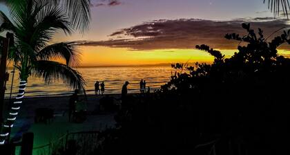 Family, heated Pool hot/tub, Dogs ok, 400' from Beach, Fast WIFI. Fishing. Dock