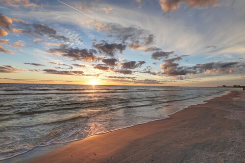 Family, heated Pool hot/tub, Dogs ok, 400' from Beach, Fast WIFI. Fishing. Dock