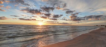 Family, heated Pool hot/tub, Dogs ok, 400' from Beach, Fast WIFI. Fishing. Dock