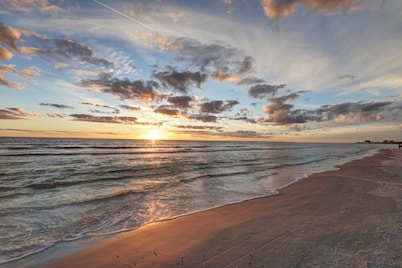 Family, heated Pool hot/tub, Dogs ok, 400' from Beach, Fast WIFI. Fishing. Dock