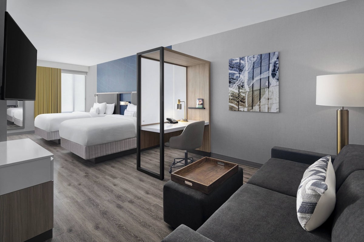 Suite, meerdere bedden | Hypoallergeen beddengoed, een kluis op de kamer, een bureau