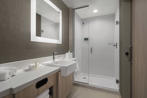 Articles de toilette gratuits, sĂšche-cheveux, serviettes fournies