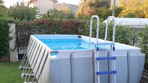 Piscina sobre o solo, com escada e degraus.