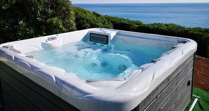 AccĂšs direct mer depuis cette villa avec jacuzzi