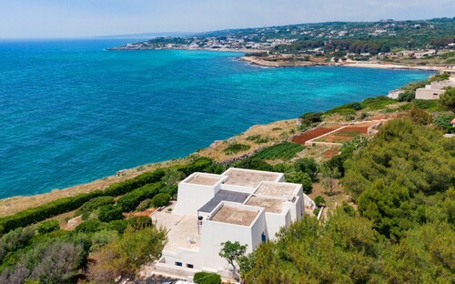 Accès direct mer depuis cette villa avec jacuzzi