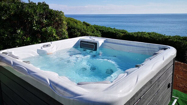 A hot tub with a view of the ocean. - Wonderful seaview w/ direct sea access & jacuzzi (Leuca)