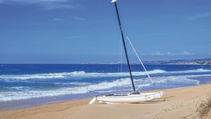 A sailboat on a sandy beach with the ocean in the background. - Amazing home in Modica with WiFi (Modica)