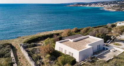 Villa on the cliffs with private access to the sea