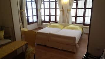 Tabla de planchar con plancha, wifi y ropa de cama