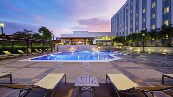 Kolam renang outdoor, dengan payung kolam renang dan kursi berjemur